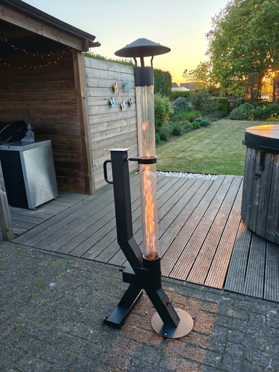 Man mærker straks forskellen på stemningen under overdækningen.